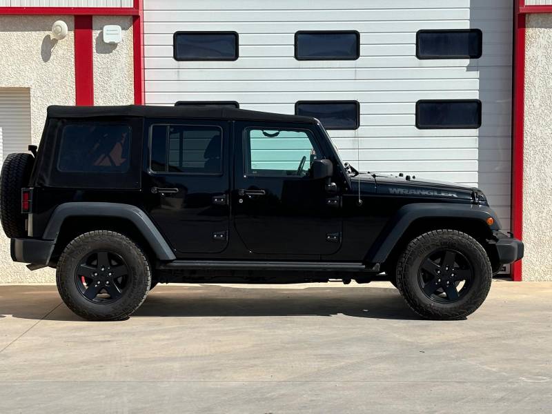 A vendre jeep wrangler unlimited d’occasion essence et automatique avec sieges chauffants hard top et soft top